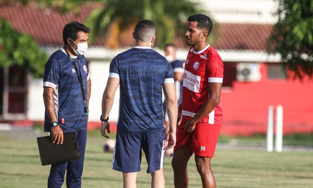 Preparador físico prega cautela sobre Yago Silva Trabalhando