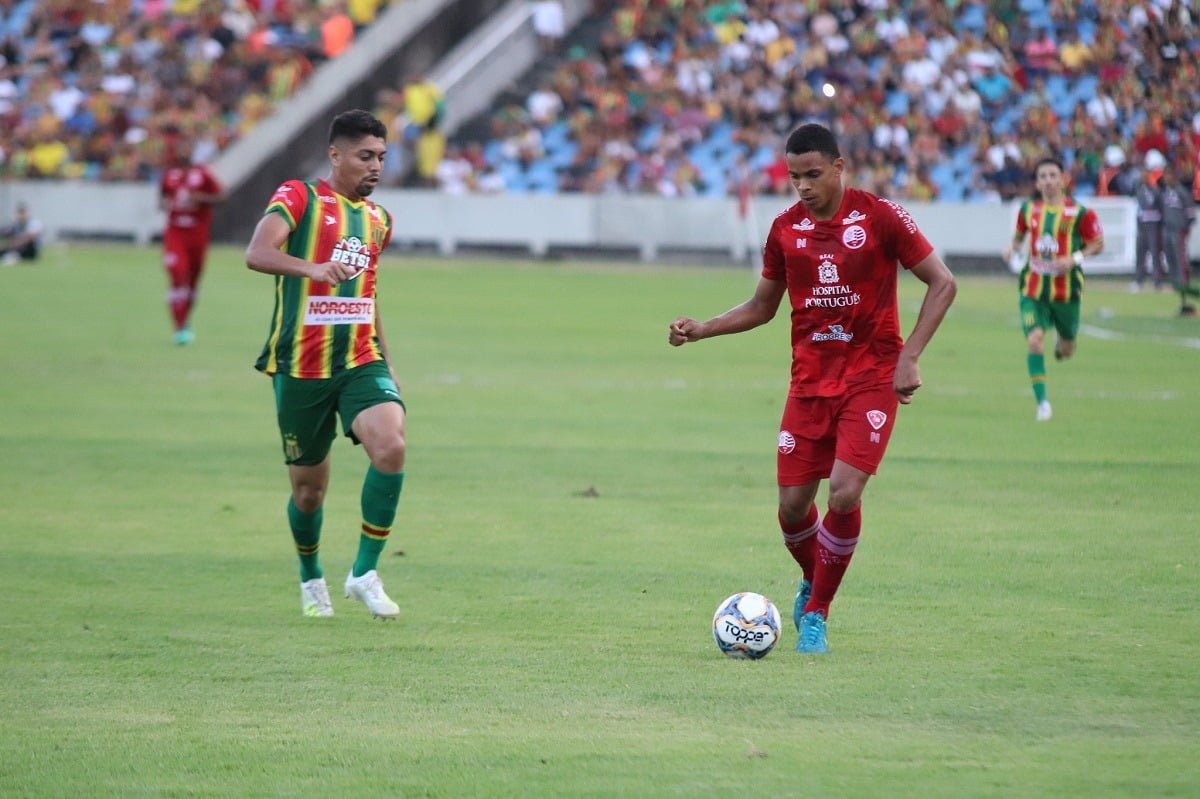 Em momentos distintos, Sampaio e Náutico se enfrentam em jogo adiado