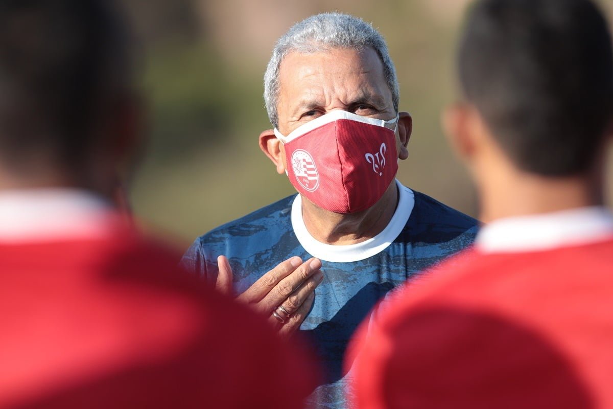 Os bastidores do primeiro dia de Hélio dos Anjos no Náutico