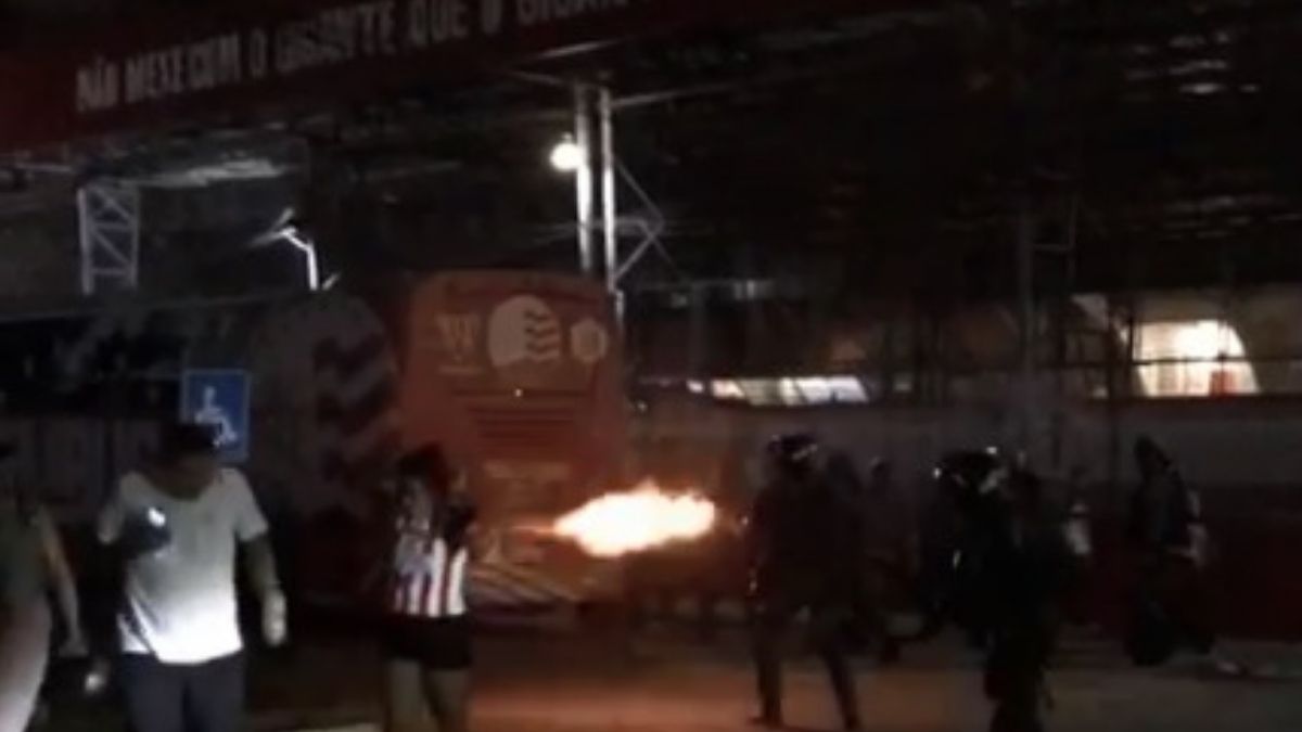 Com tiros e bombas, PM dissipa manifestação de torcida na sede do Náutico