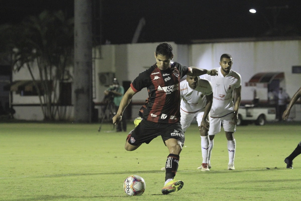 Vitória tem confronto direto com o Paraná para se afastar do Z4