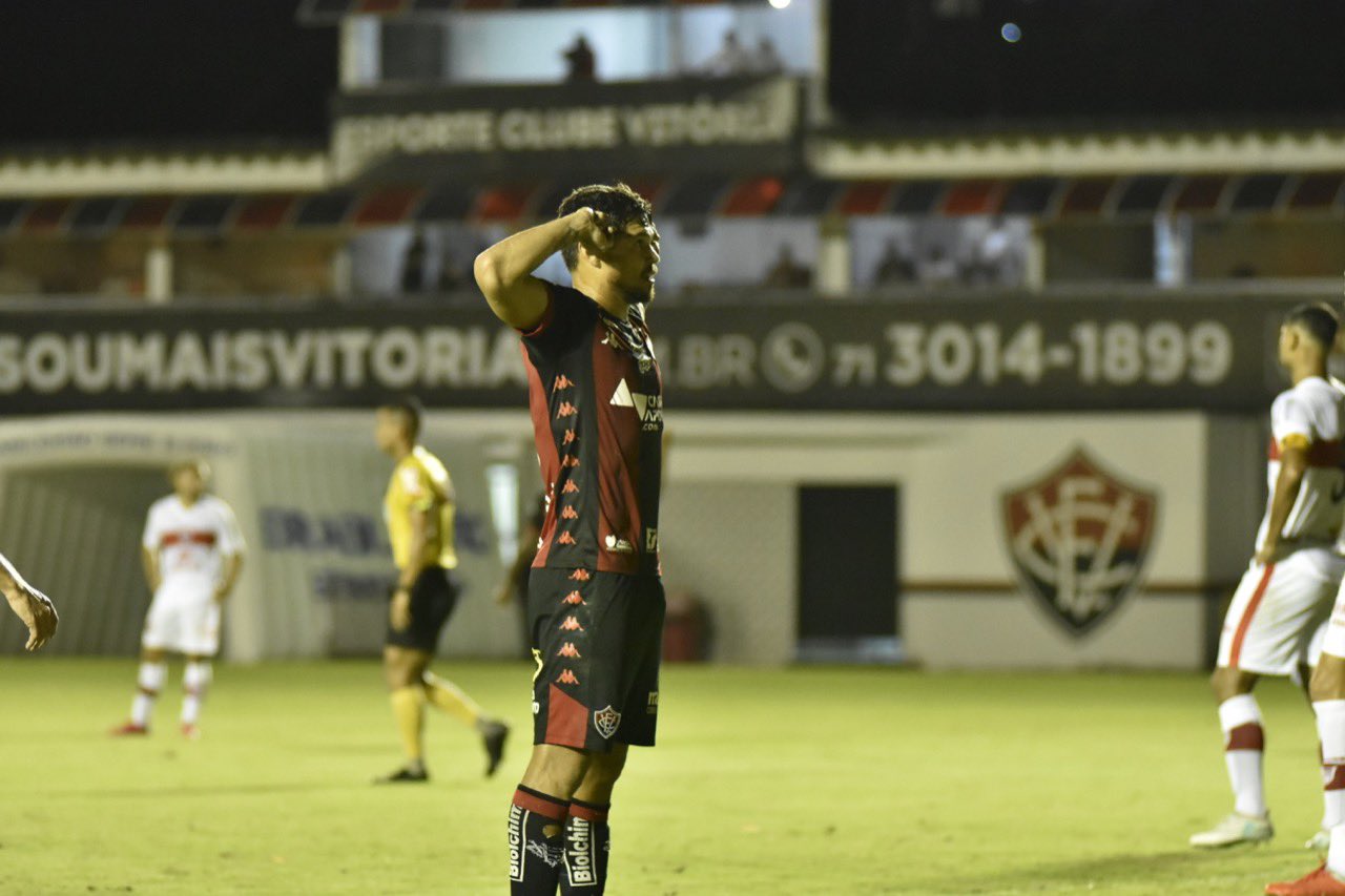 Vitória ganha de virada, sobe uma posição e afasta CRB do G4