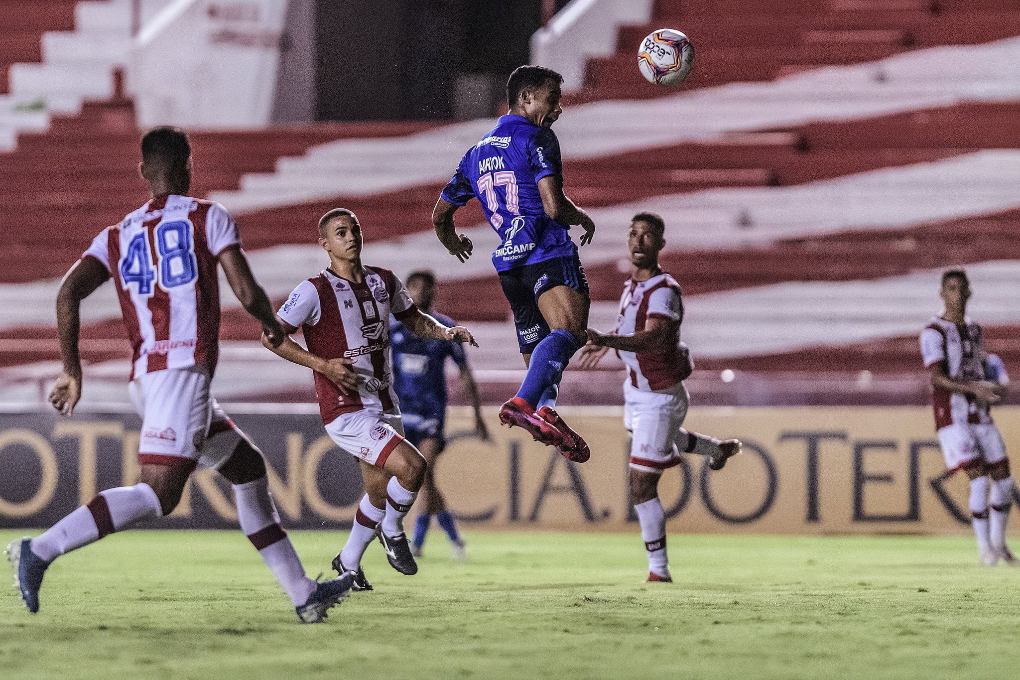 Bola aérea torna-se dor de cabeça para sistema defensivo do Náutico