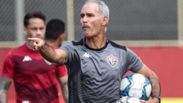 Com efetivação de Rodrigo Chagas, Vitória aposta pela sétima vez em solução interna nos últimos 15 anos 3 Carlos Amadeu, ex-treinador do Vitória - Foto: Divulgação/EC Vitória