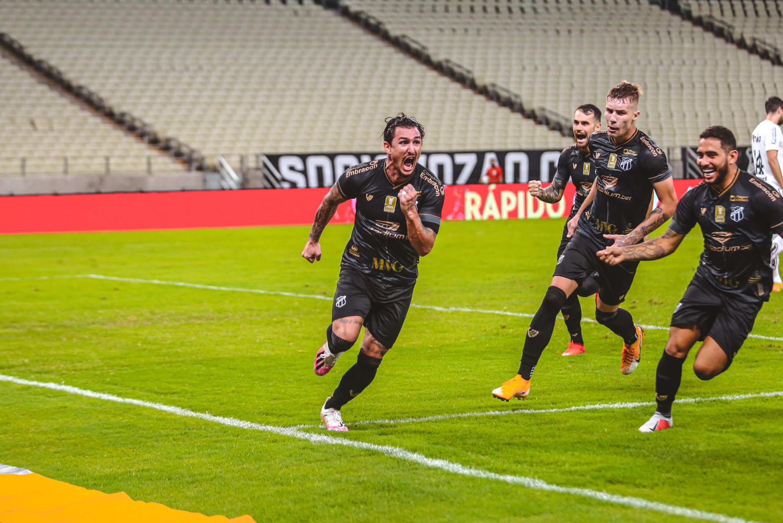 Com  gol de Vina, Ceará bate Santos e avança na Copa do Brasil