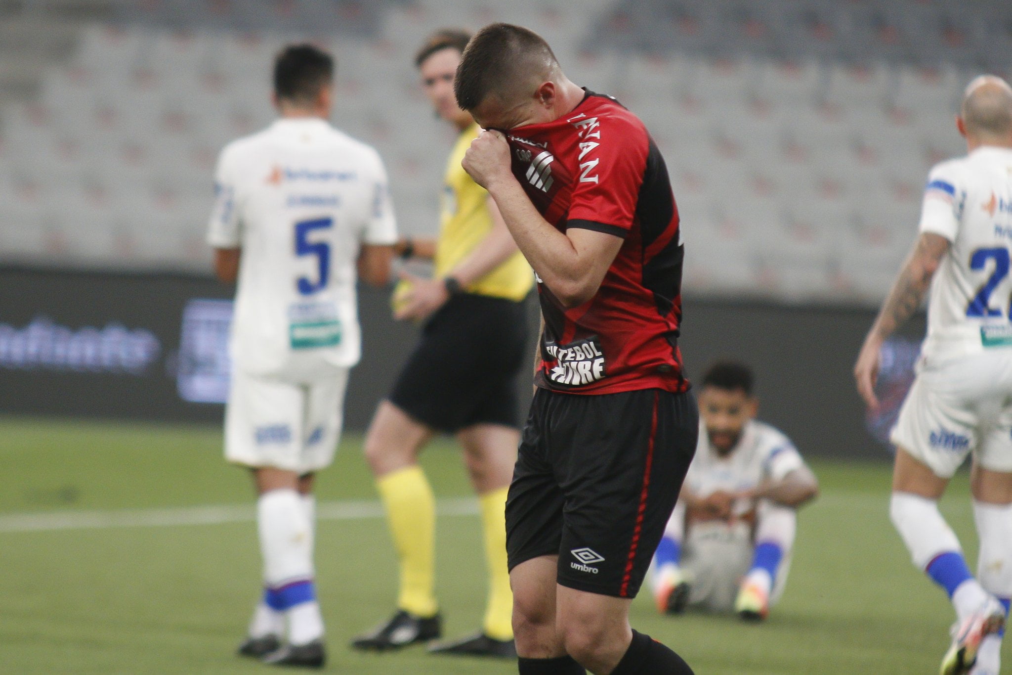 Fortaleza tem gol anulado pelo VAR e perde de virada para Athletico