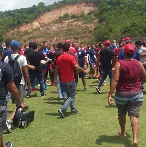 Em protesto, grupo de torcedores do Náutico invade CT; clube diz que momento “requer união”