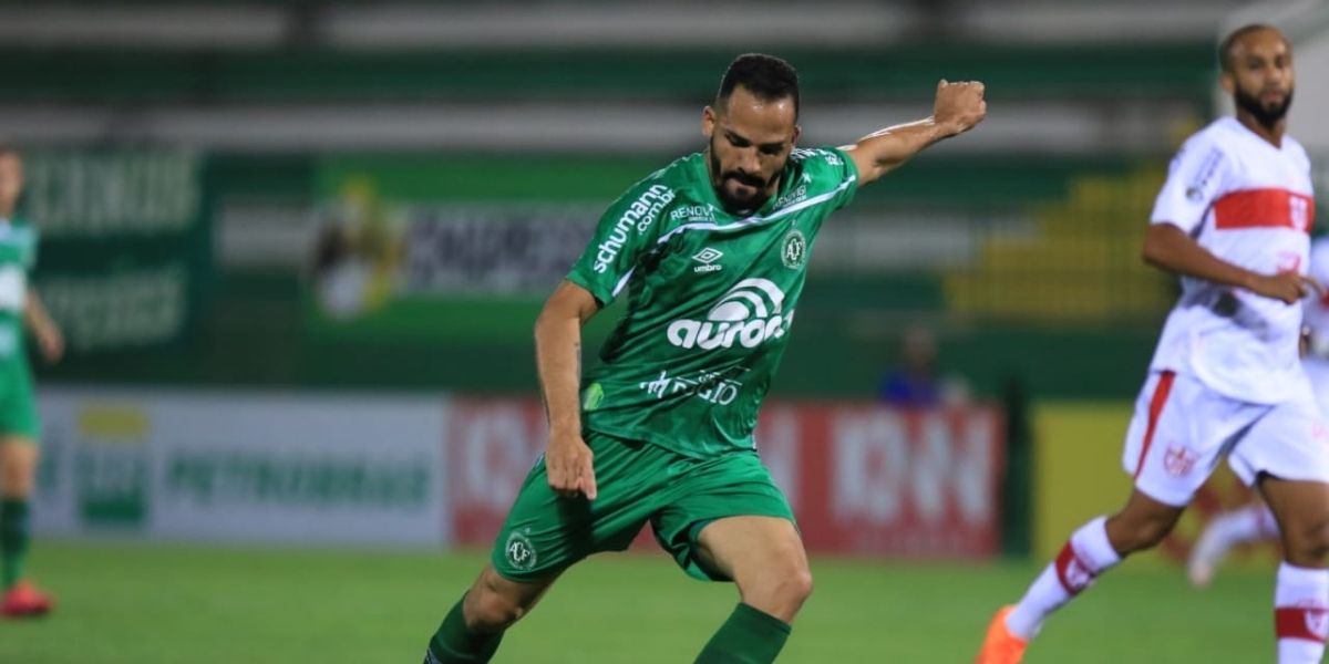 CRB começa mal, reage, mas cai para a Chape e aumenta jejum na Série B