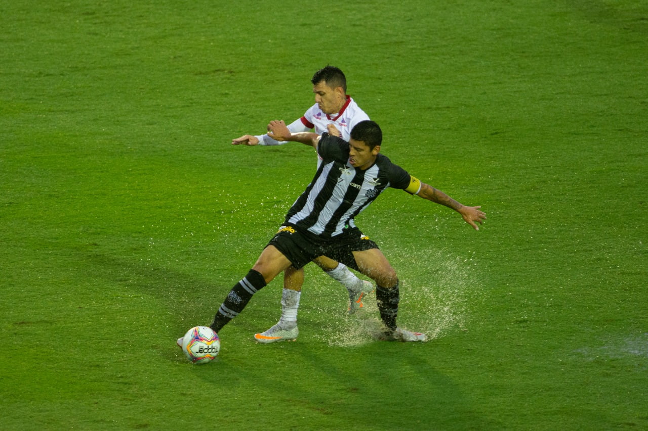 Com chuva e gramado encharcado, Náutico perde para o Figueirense e cai uma posição