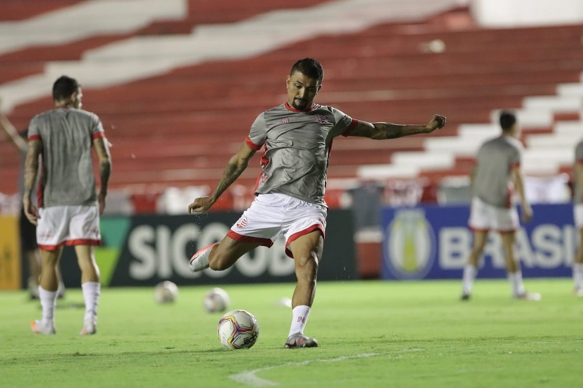 Machucado e suspenso, Kieza desfalca o Náutico contra o Botafogo