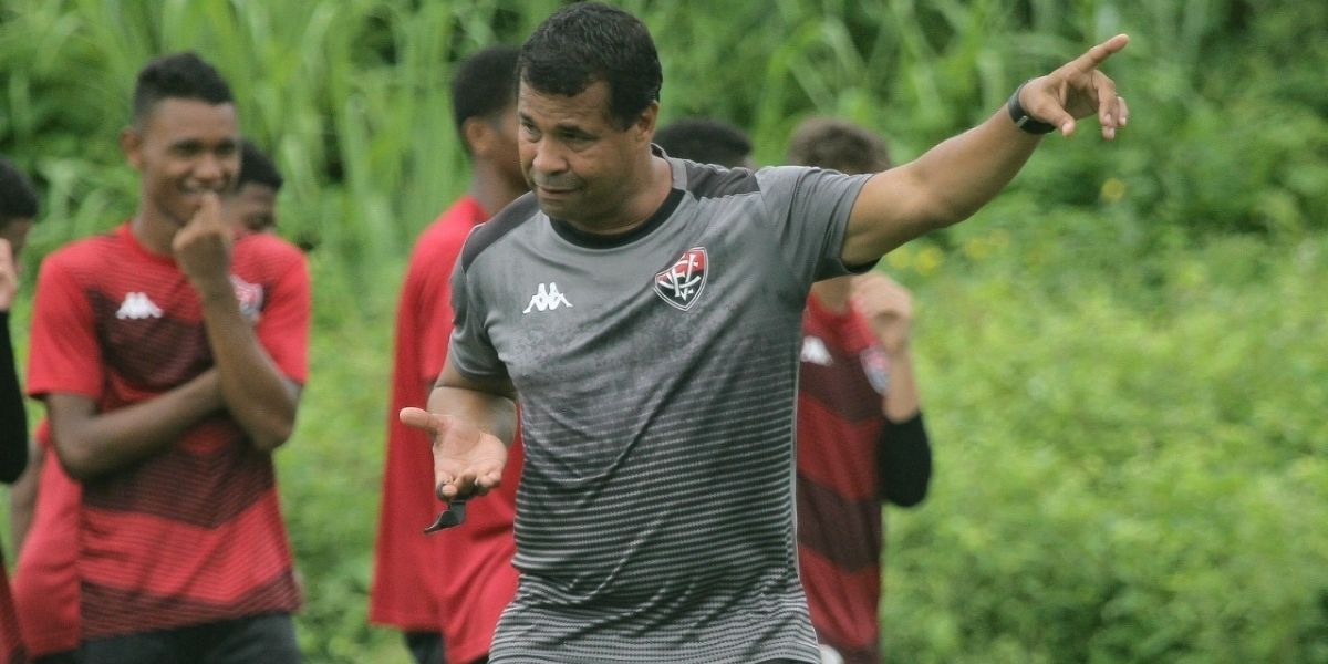 Rodrigo Chagas comanda 1º treino depois da efetivação no Vitória