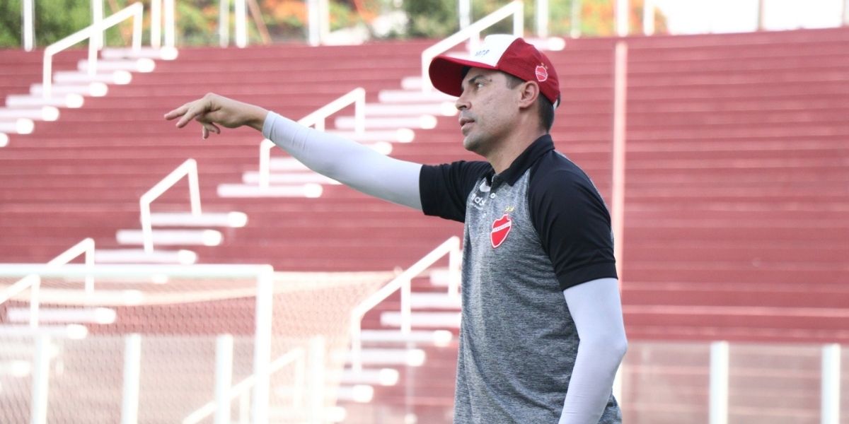 Às vésperas de enfrentar o Santa Cruz, Vila demite o técnico Bolívar