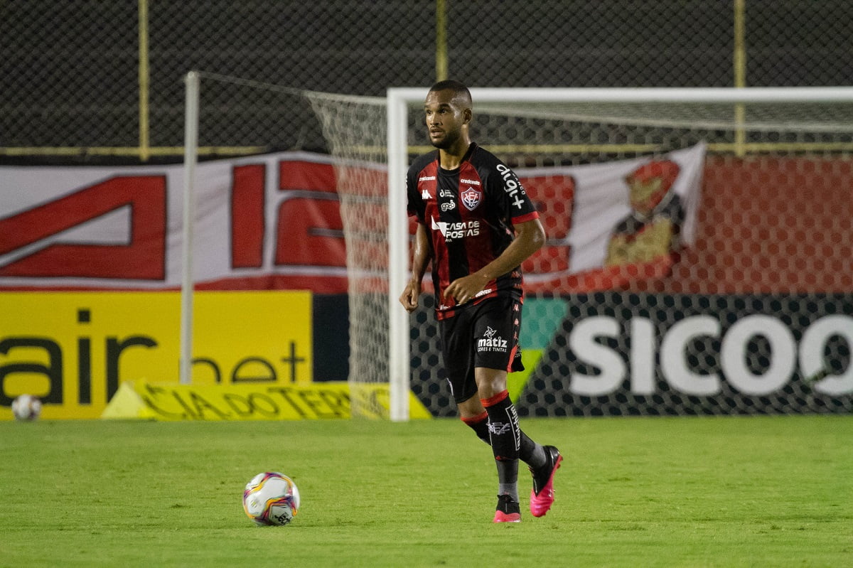 Vitória enfrenta o lanterna Oeste em busca de segundo triunfo fora de casa