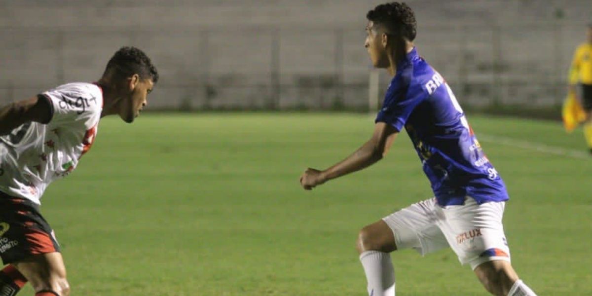 Vitória goleia o Paraná fora, aumenta série invicta e respira contra o Z4