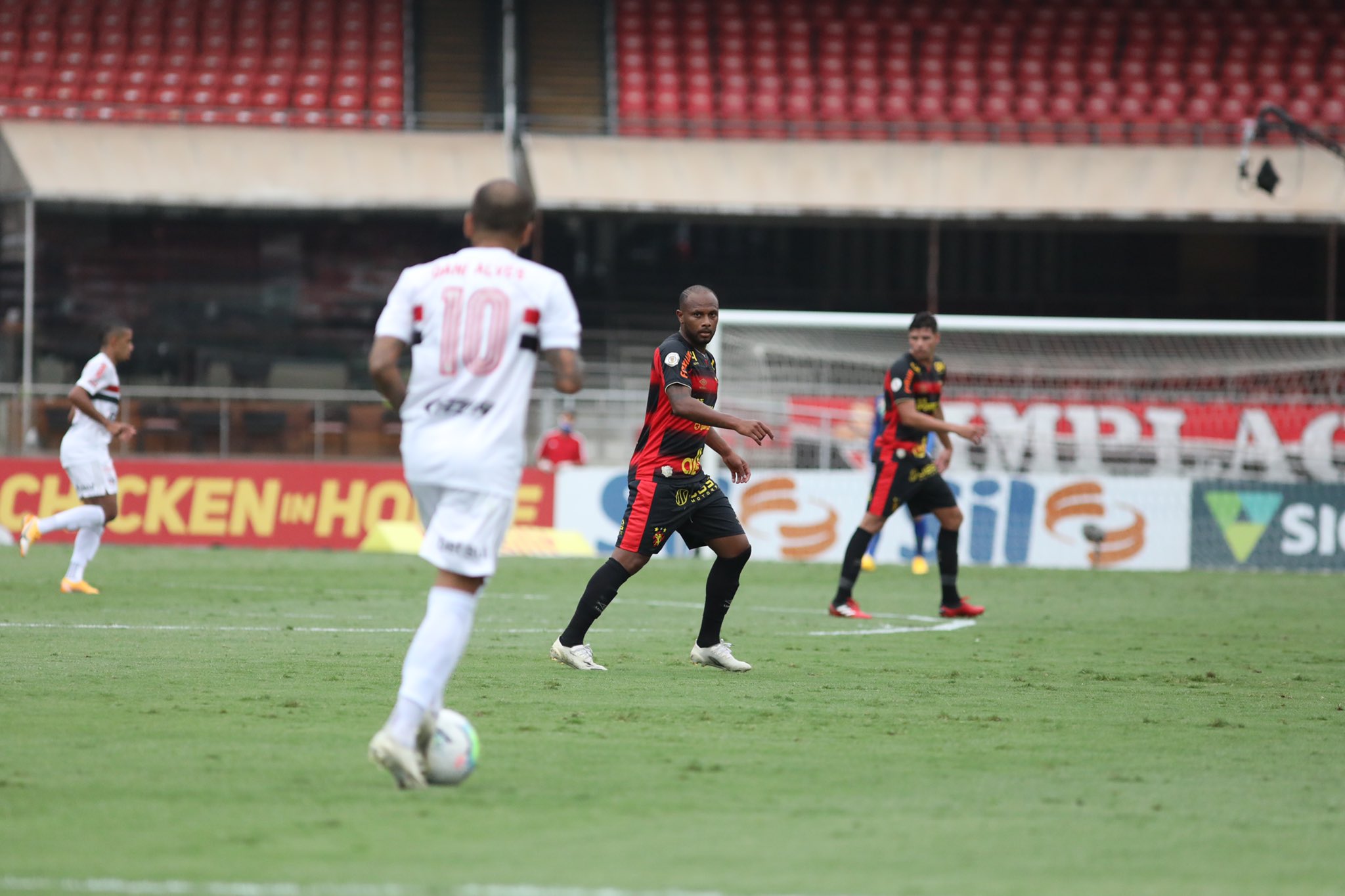 Sport cai para o São Paulo, aumenta série de derrotas, mas segue fora do Z4