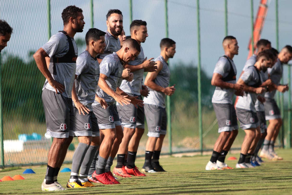 Santa paga um mês de carteira e imagem, mas elenco segue em atraso