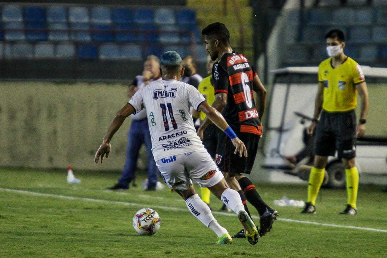 Confiança vence o Oeste e fica perto da permanência na Série B