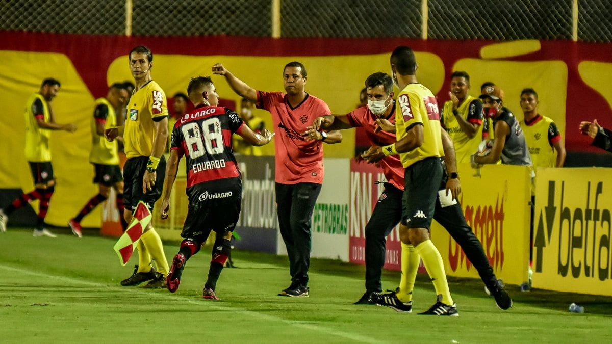 Rodrigo Chagas comemora ‘fico’ do Vitória na B: “Missão cumprida”