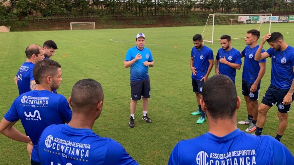 Em jogo de pesos distintos, Confiança visita Chapecoense de olho no título