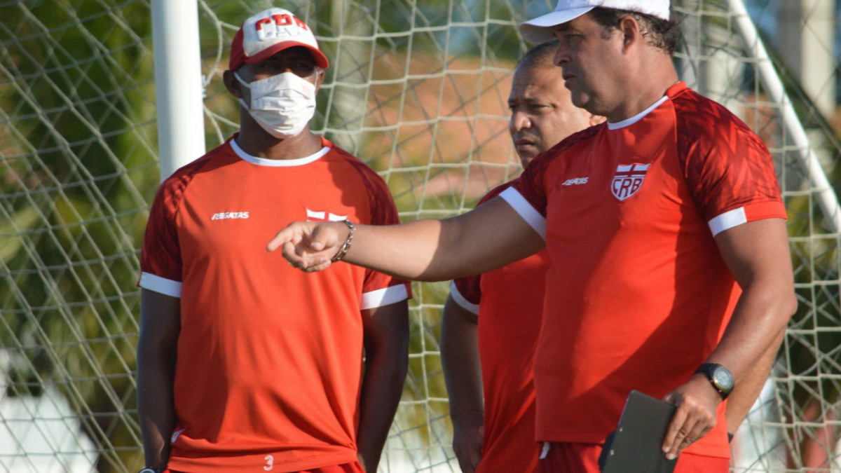 Técnico do CRB testa positivo para covid-19 e vira desfalque contra CSA