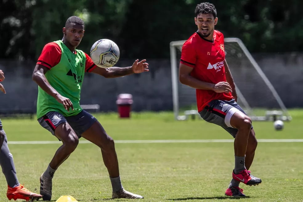 Ainda sem poder inscrever jogadores, Vitória tem duas caras novas na pré-temporada
