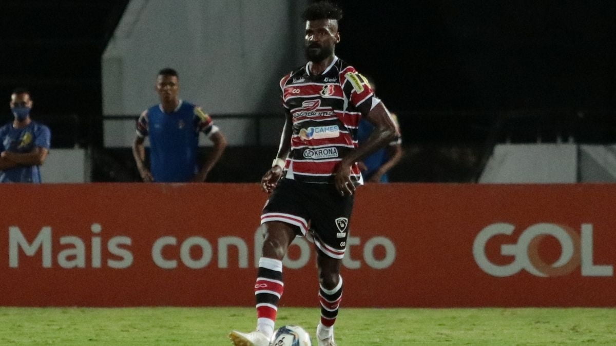 Santa Cruz inicia conversas para manter zagueiro Célio Santos