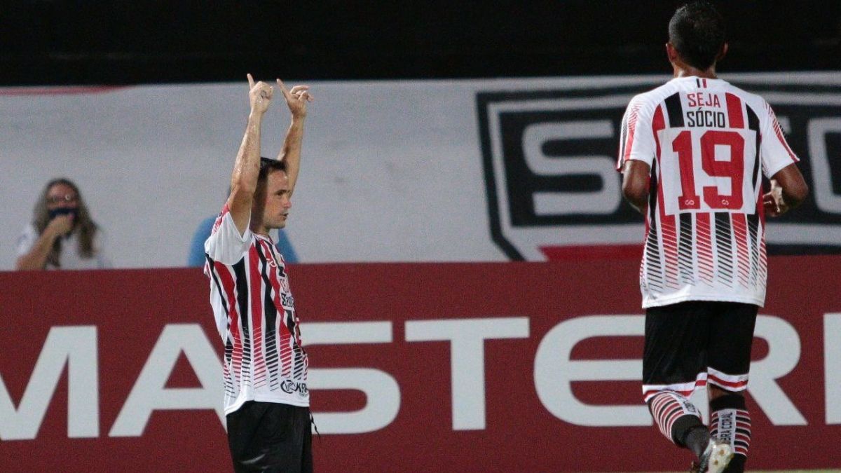 Santa Cruz ganha do Vitória das Tabocas em estreia no Pernambucano