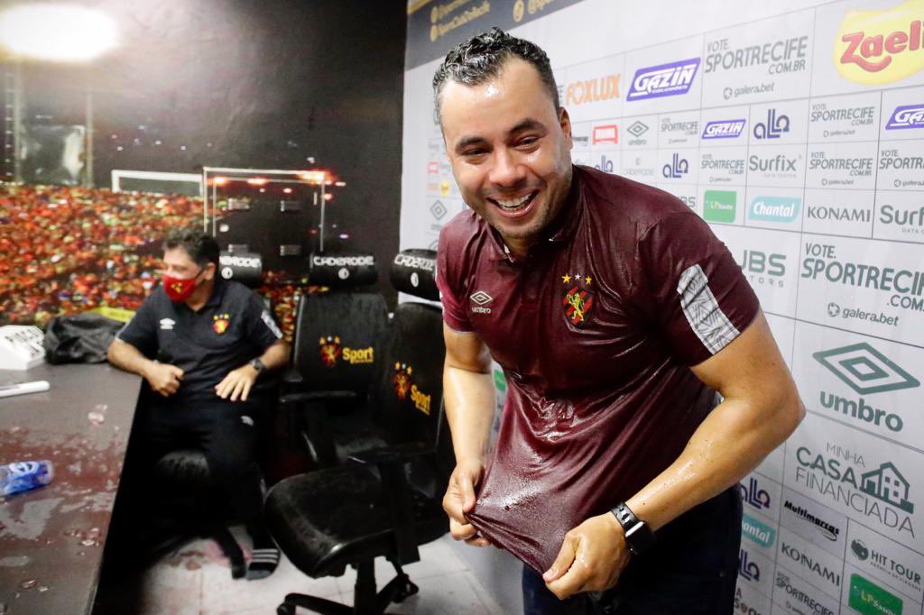 Grupo celebra permanência do Sport com banho de champanhe em Jair 4 Posts