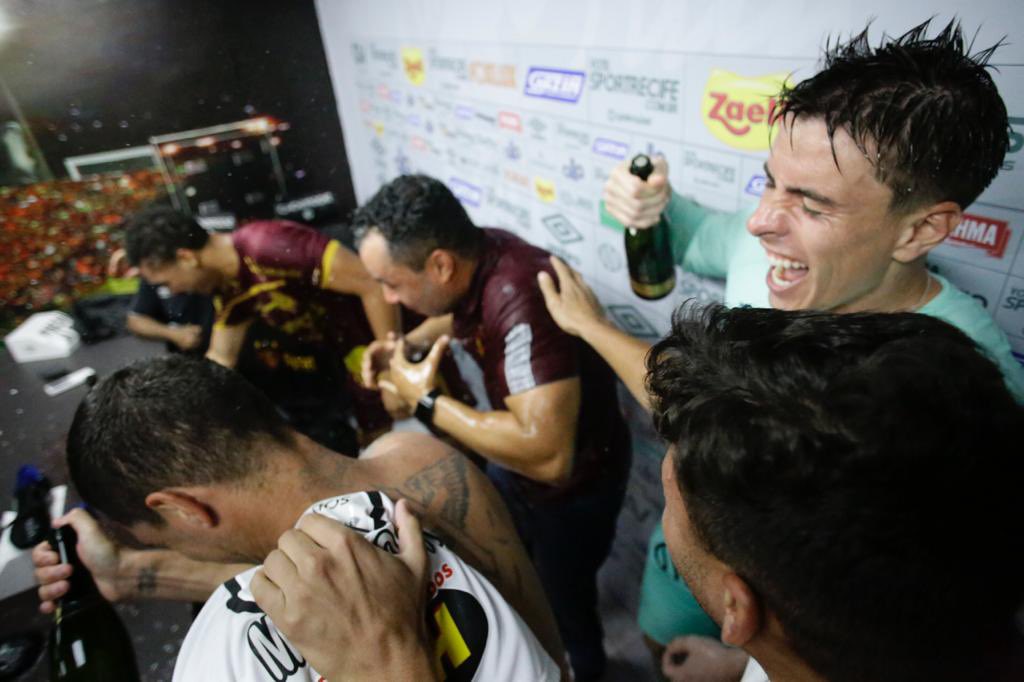 Grupo celebra permanência do Sport com banho de champanhe em Jair 3 Posts