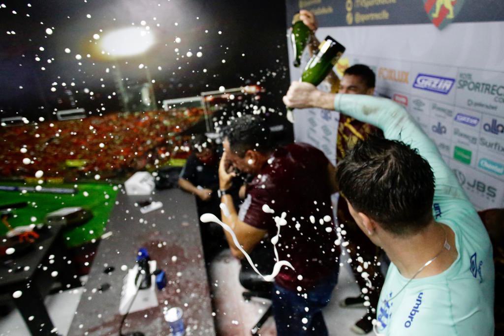Grupo celebra permanência do Sport com banho de champanhe em Jair 2 Posts