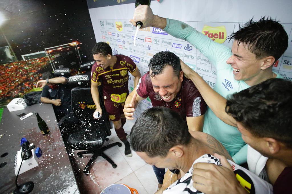 Grupo celebra permanência do Sport com banho de champanhe em Jair 1 Posts