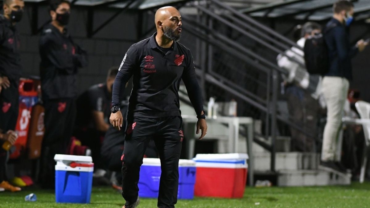 Sampaio acerta com técnico Rafael Guanaes, que estava no sub-20 do Athletico-PR