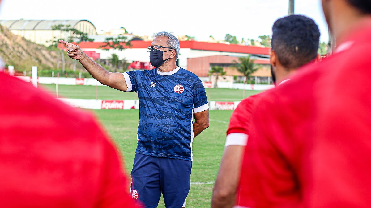 Hélio dos Anjos deve fazer rodízio entre volantes do Náutico