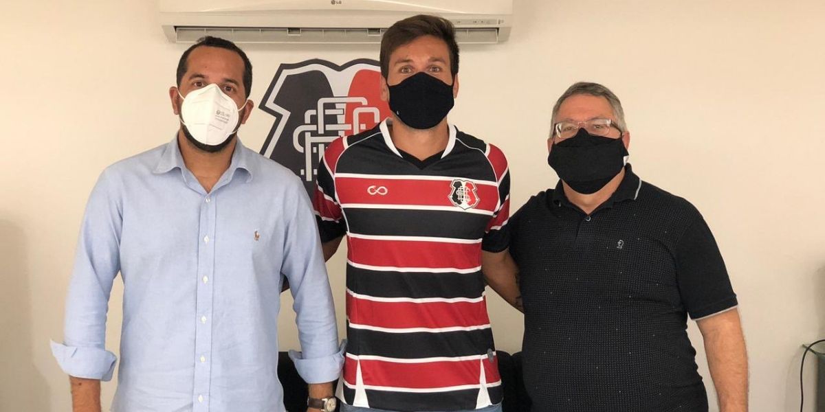 Santa Cruz anuncia a contratação do volante Karl, ex-São José