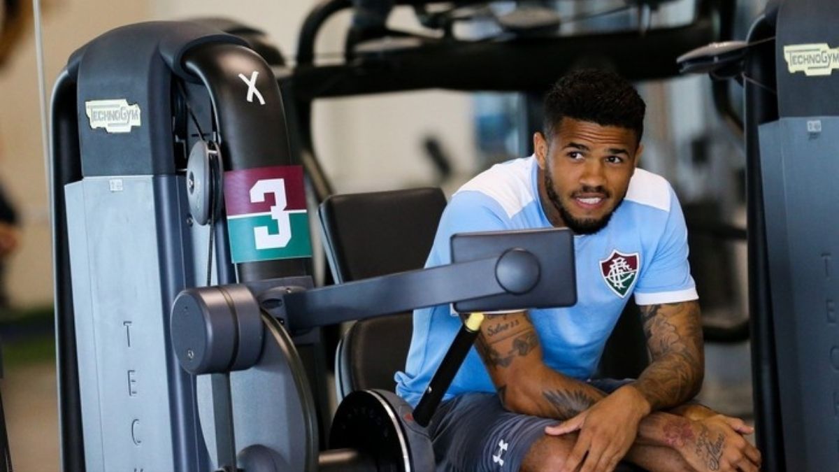 Após procura, Santa recua e não deve trazer lateral direito Léo Morais