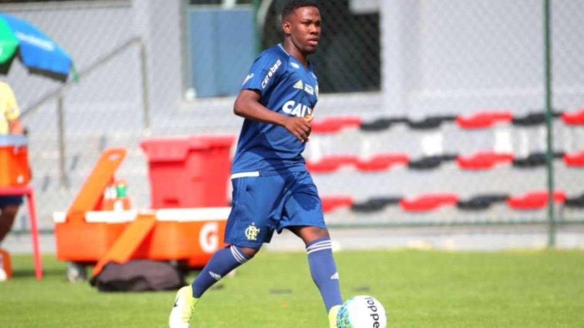 Klebinho, lateral do Flamengo, não vem mais para o Santa Cruz