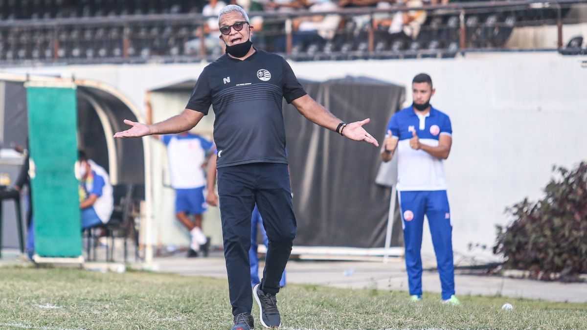 Hélio admite queda em intensidade do Náutico, mas culpa gramado