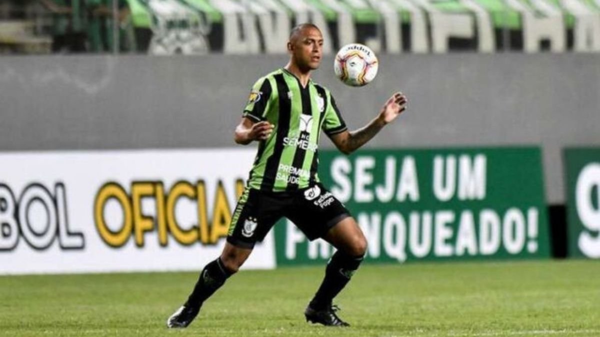 Confiança anuncia contratação do lateral Leandro Silva, ex ...