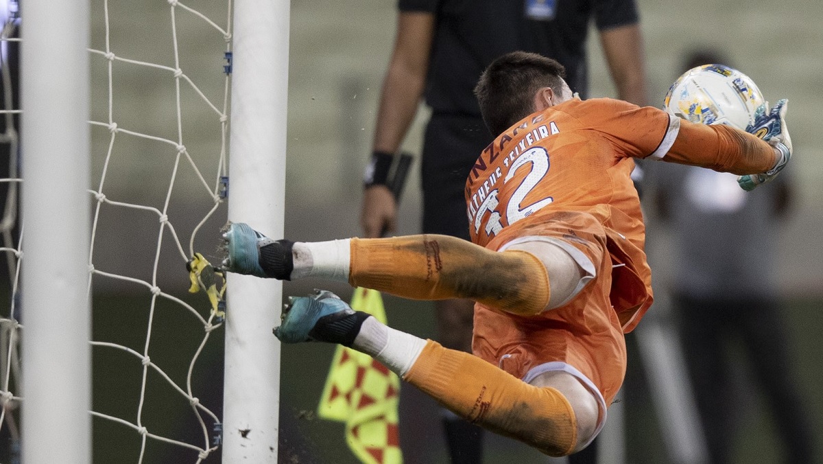 Matheus Teixeira defende dois pênaltis e classifica o Bahia para a final do Nordestão 2 Posts