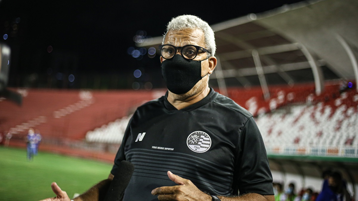 Hélio aponta tomadas de decisões erradas para justificar empate e critica árbitro