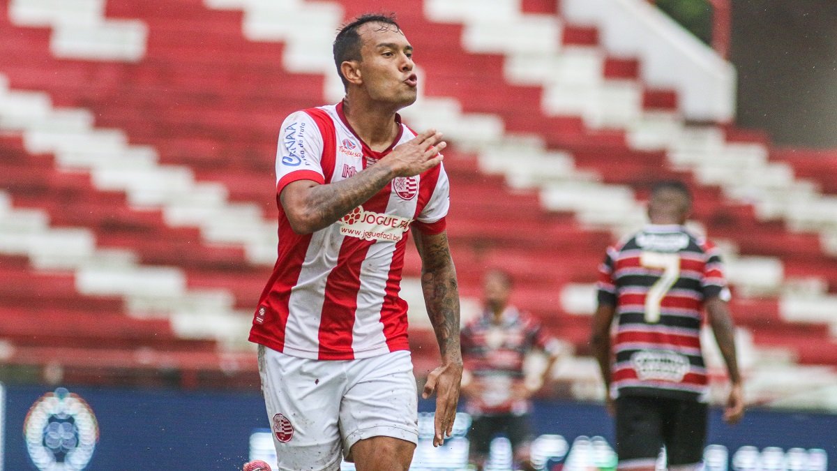 Vinícius fez o segundo gol do Náutico contra o Santa Cruz no primeiro clássico do ano