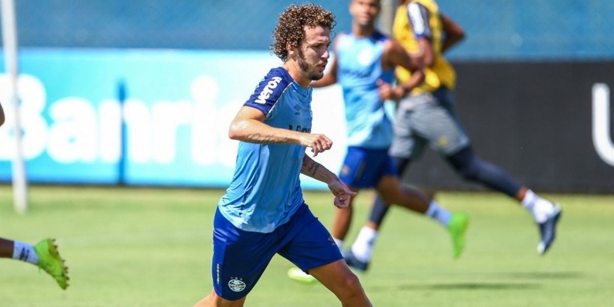 Para suprir carência na lateral direita, Santa Cruz procura Rafael Galhardo, ex-Grêmio