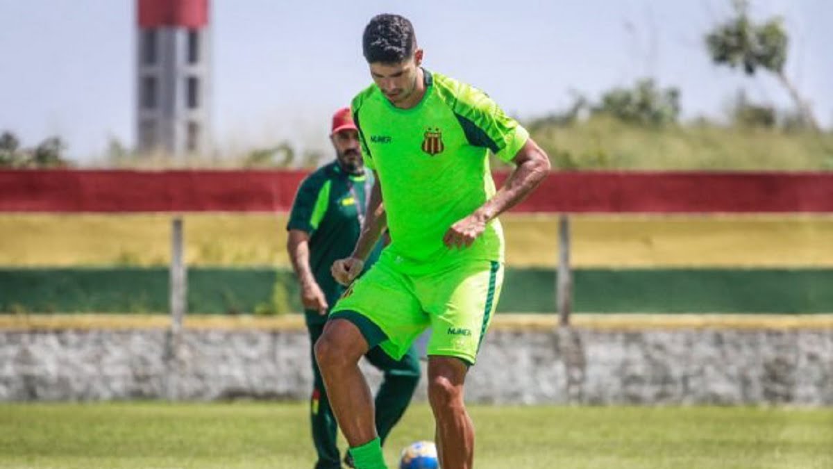 Sampaio anuncia contratação do zagueiro Victor Oliveira