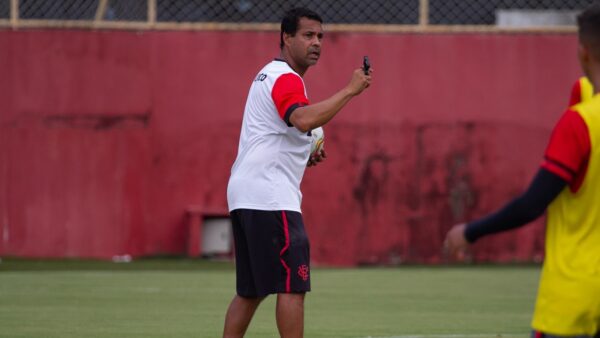 Após derrota histórica, Vitória vê chance de rebaixamento aumentar para 50% 2 Rodrigo Chagas comanda treino no Vitória
