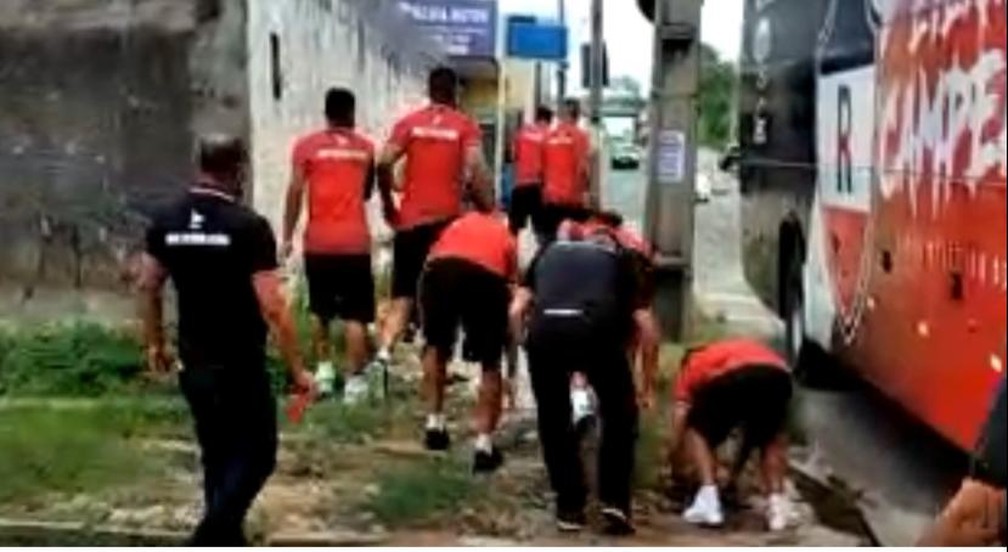 Após derrota no clássico, jogadores do River sofrem emboscada de organizada 1 Posts