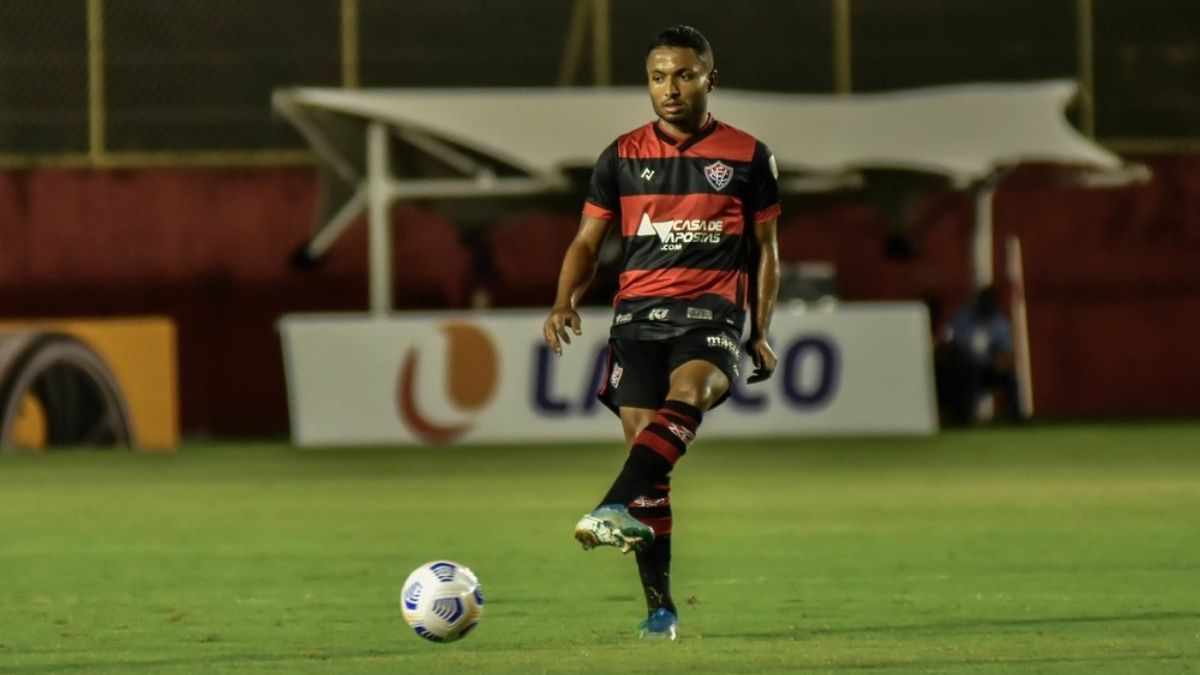 Vitória renova contrato do lateral Cedric até dezembro de 2022