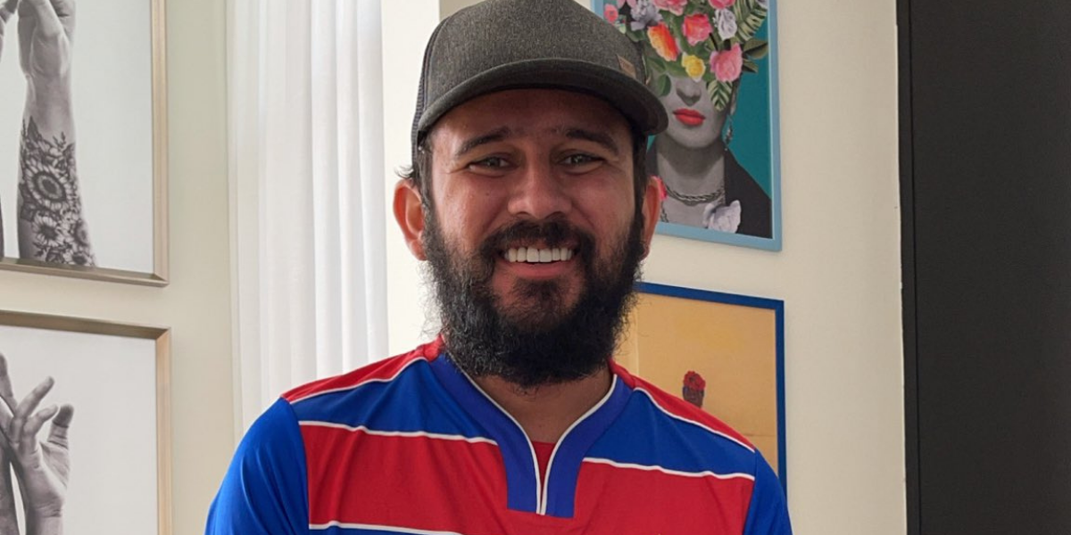 Um dia após alta, Bráulio Bessa recebe presente e celebra vitória do Fortaleza