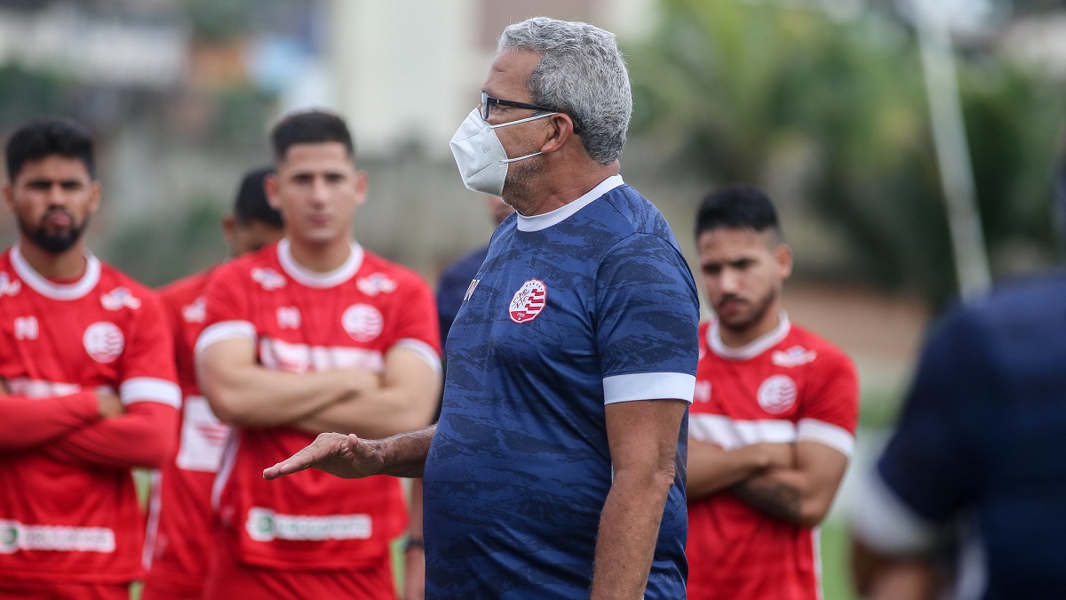 Hélio não divulga time e projeta comportamento diferente do último clássico contra o Sport
