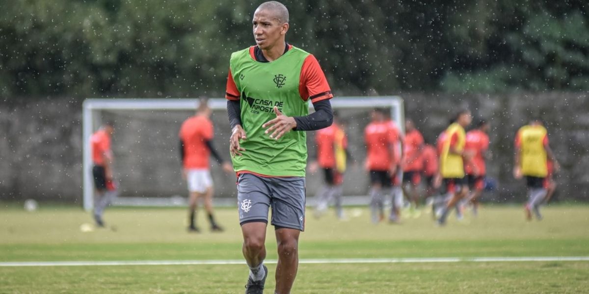 Uruguaio Pablo Siles chega ao Vitória e já trabalha em preparação à Série B