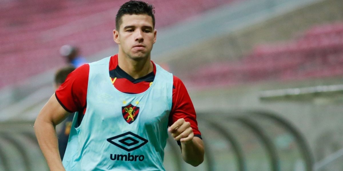 Provável saída de Adryelson segura empréstimo de Chico no Sport